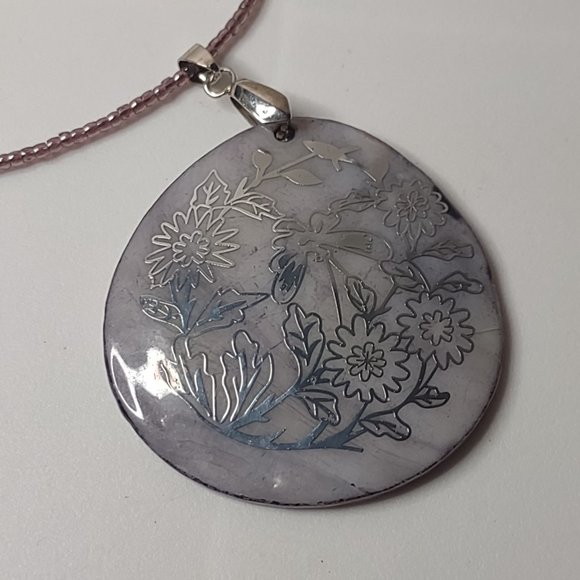 Decorative Large Shell Pendant Necklace With Flowers 21 1/4 Inches Long - Picture 3 of 12